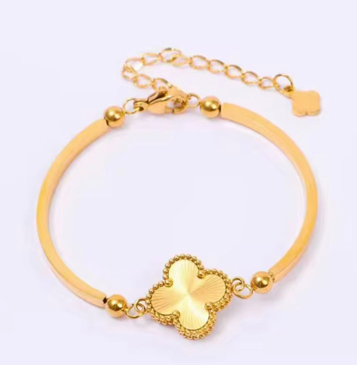Four-leaf Clover Gold Bangle