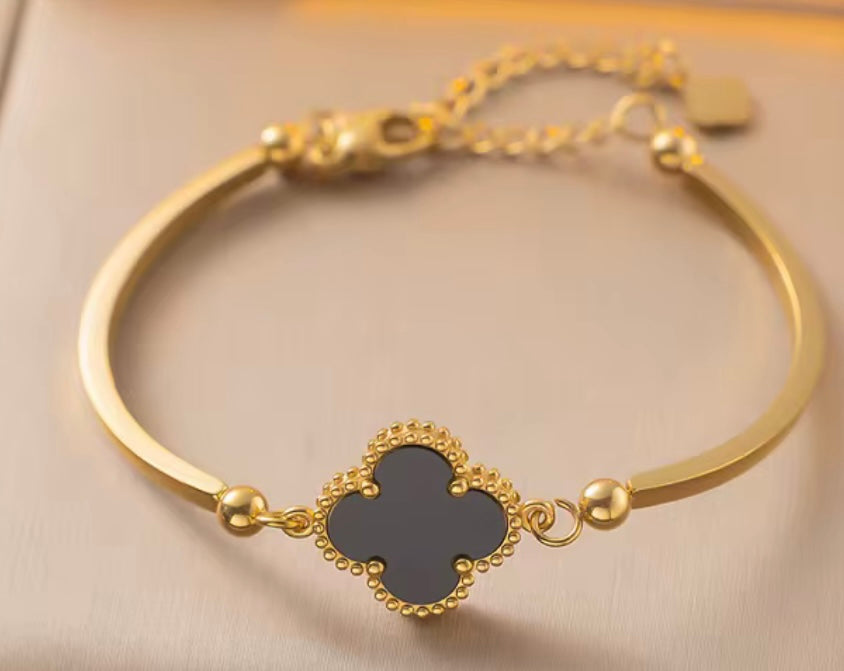 Four-leaf Clover Black Bangle