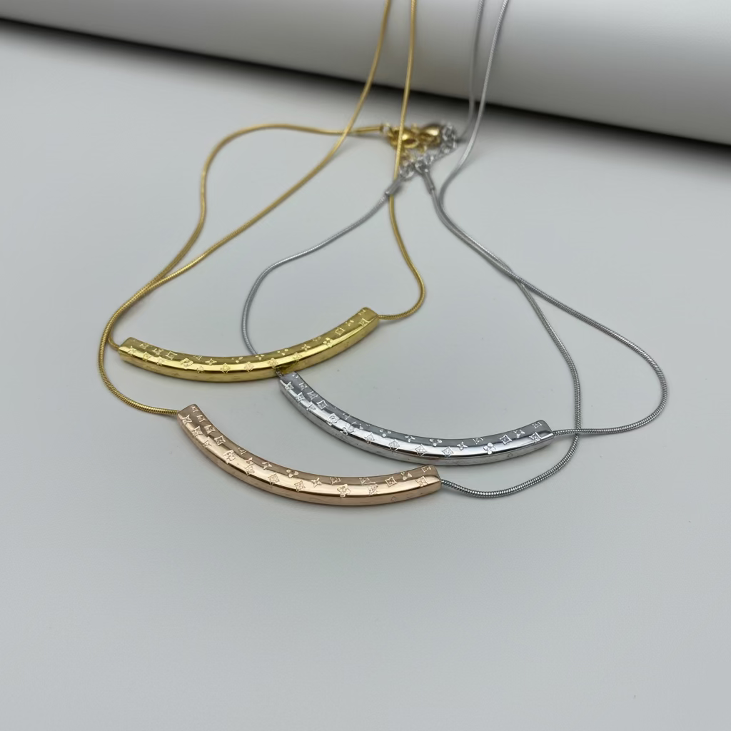 Loui Curved Bar Necklace