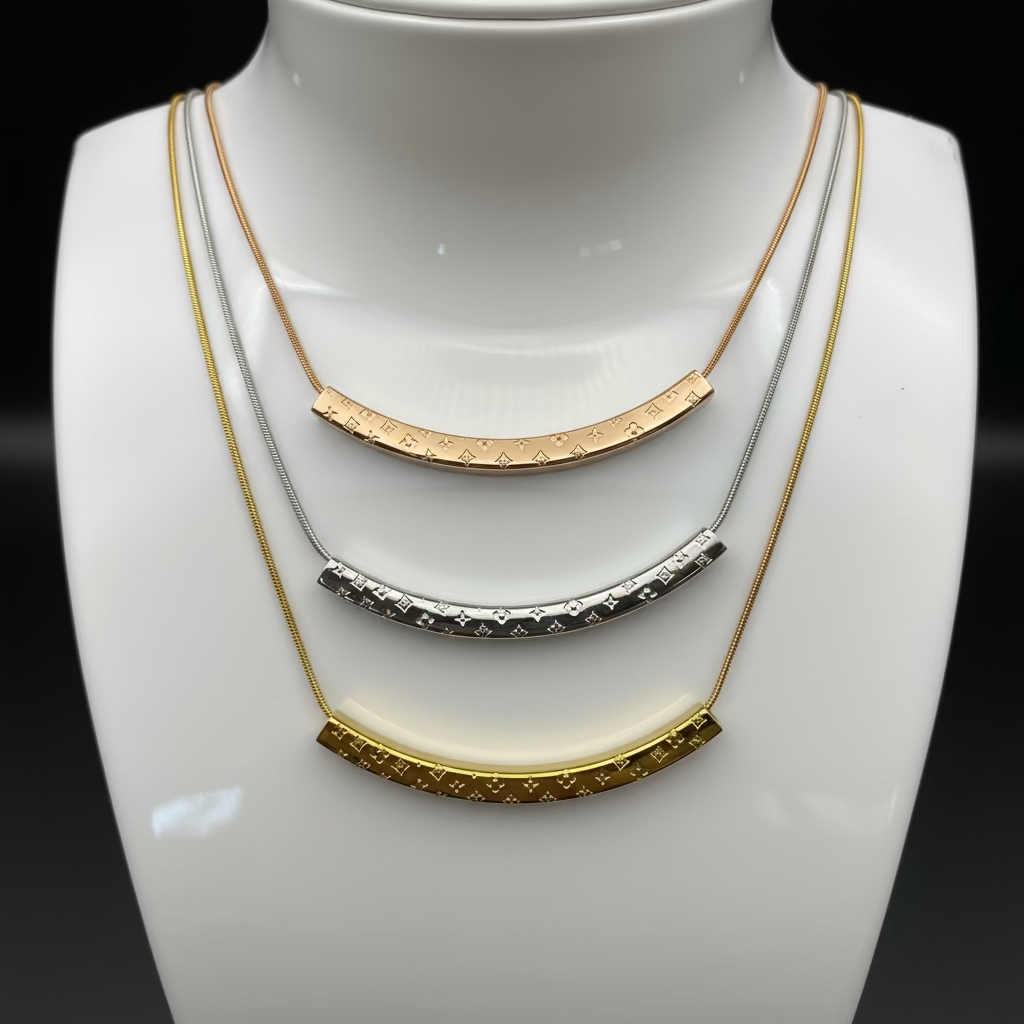 Loui Curved Bar Necklace
