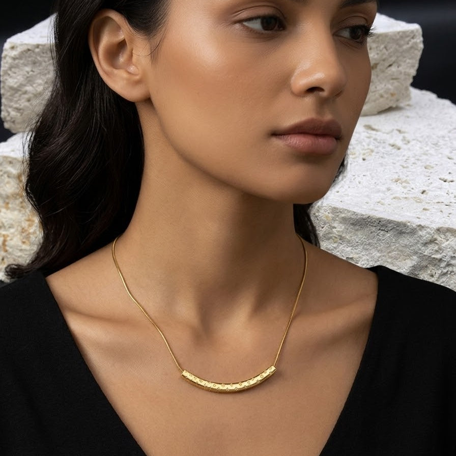 Loui Curved Bar Necklace