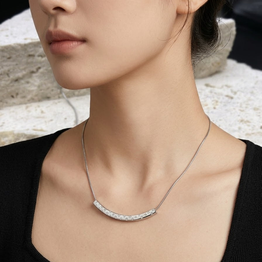 Loui Curved Bar Necklace